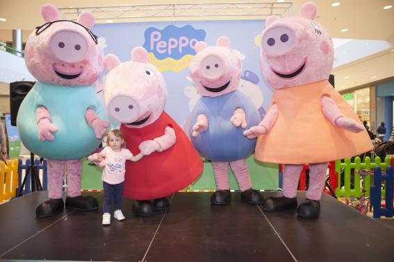 La familia de Peppa Pig visita Puerto Venecia