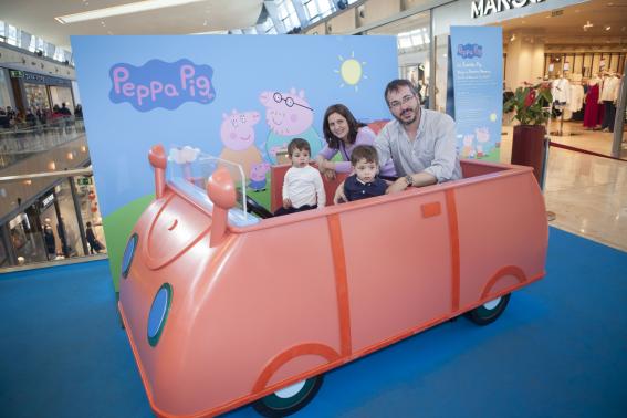 La familia de Peppa Pig visita Puerto Venecia