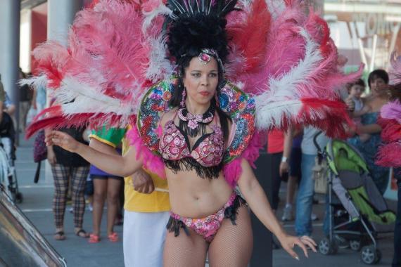 Desfile de batucadas y capoeira