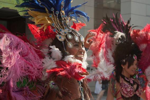 Desfile de batucadas y capoeira