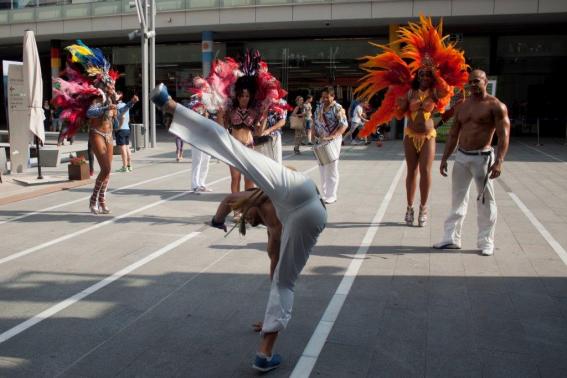 Desfile de batucadas y capoeira