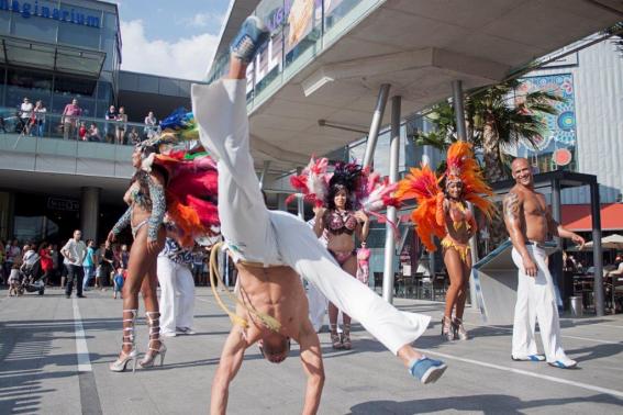 Desfile de batucadas y capoeira