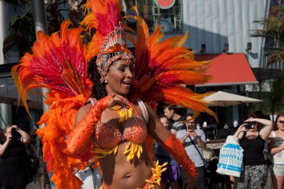 Desfile de batucadas y capoeira