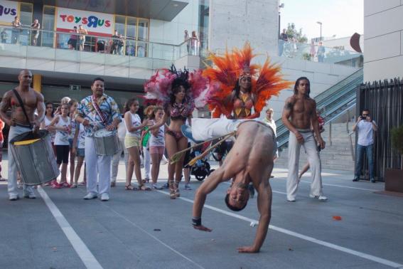 Desfile de batucadas y capoeira