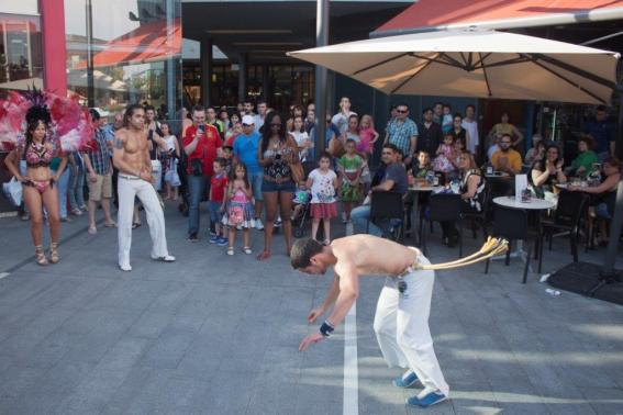 Desfile de batucadas y capoeira