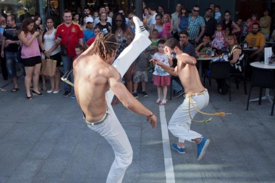 Desfile de batucadas y capoeira