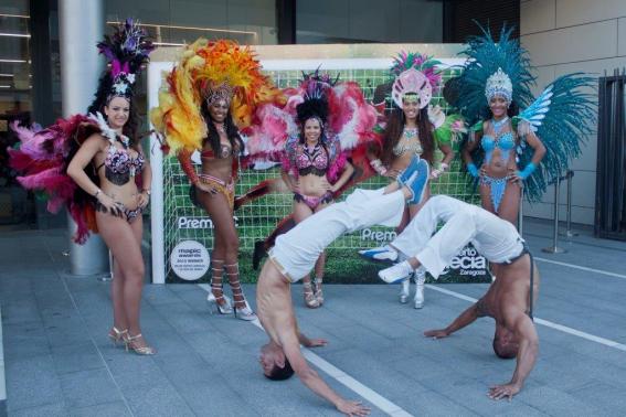 Desfile de batucadas y capoeira