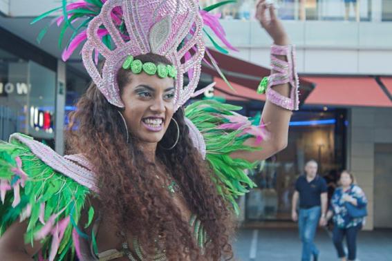 Desfile de batucadas y capoeira