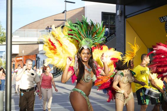 Desfile de batucadas y capoeira