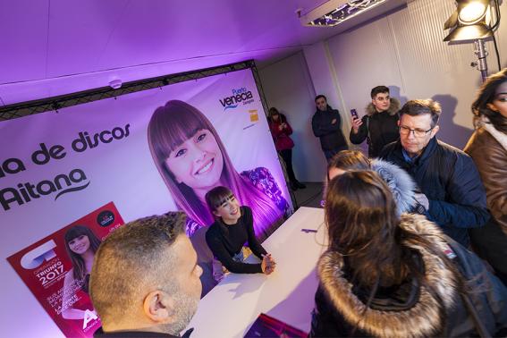 Firma de discos de Aitana