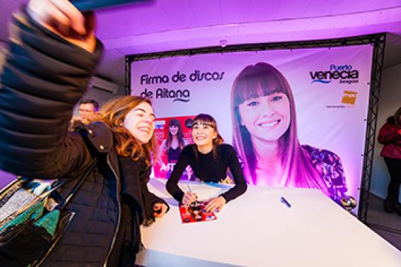 Firma de discos de Aitana