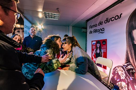 Firma de discos de Aitana