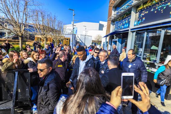 Firma de discos de Famous Operación Triunfo