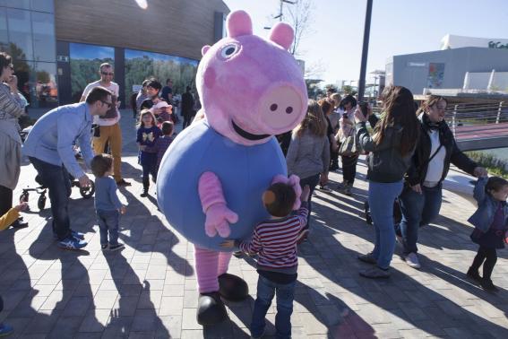 La familia de Peppa Pig visita Puerto Venecia