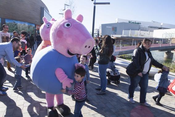 La familia de Peppa Pig visita Puerto Venecia