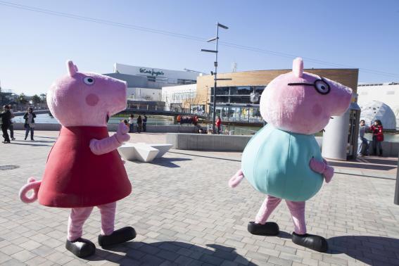 La familia de Peppa Pig visita Puerto Venecia