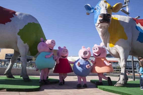 La familia de Peppa Pig visita Puerto Venecia