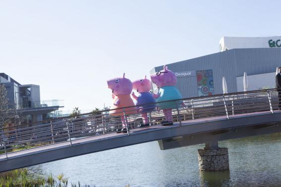 La familia de Peppa Pig visita Puerto Venecia