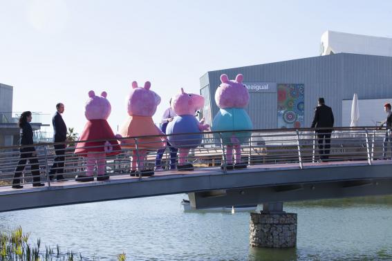 La familia de Peppa Pig visita Puerto Venecia