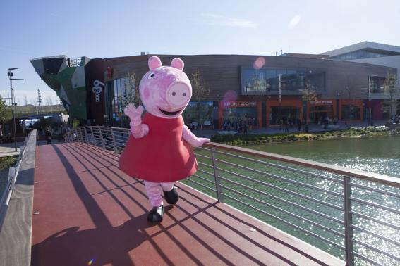 La familia de Peppa Pig visita Puerto Venecia