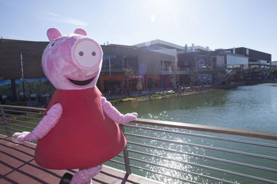 La familia de Peppa Pig visita Puerto Venecia