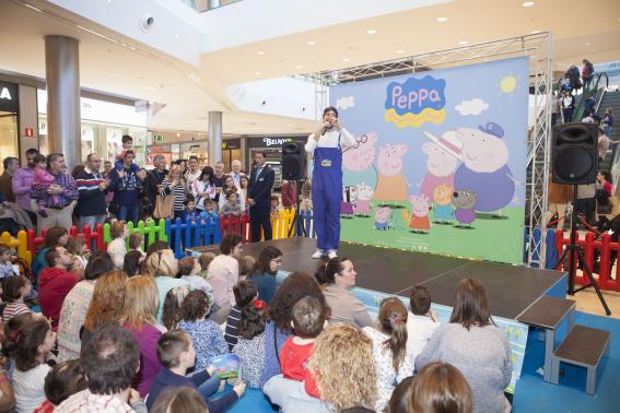 La familia de Peppa Pig visita Puerto Venecia