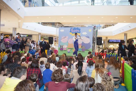 La familia de Peppa Pig visita Puerto Venecia