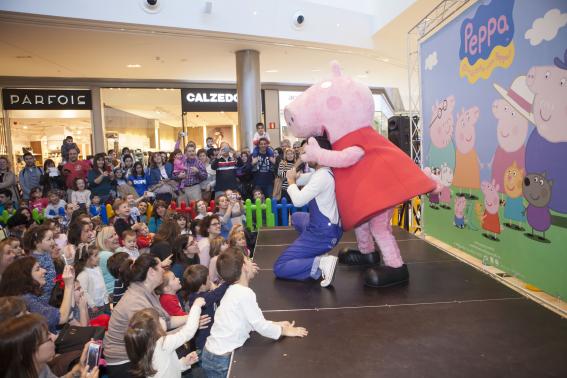 La familia de Peppa Pig visita Puerto Venecia