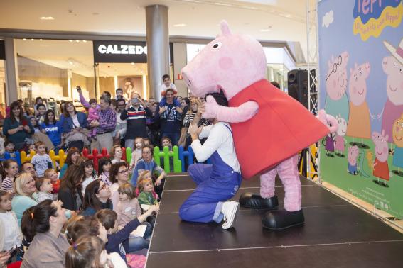 La familia de Peppa Pig visita Puerto Venecia