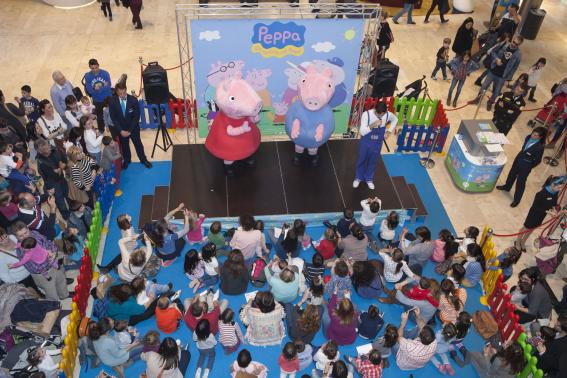 La familia de Peppa Pig visita Puerto Venecia