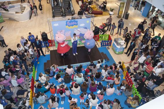 La familia de Peppa Pig visita Puerto Venecia