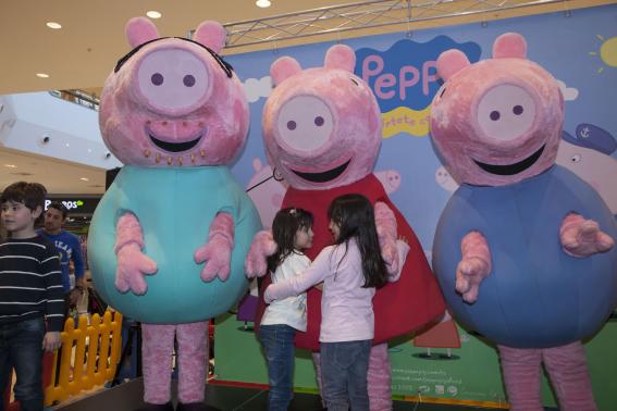 La familia de Peppa Pig visita Puerto Venecia