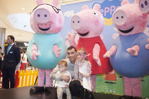 La familia de Peppa Pig visita Puerto Venecia