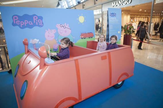 La familia de Peppa Pig visita Puerto Venecia