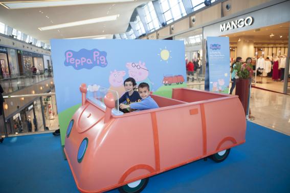 La familia de Peppa Pig visita Puerto Venecia